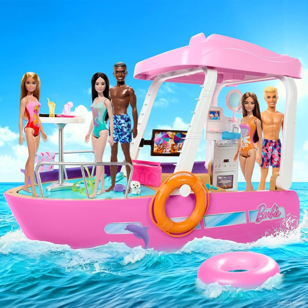 バービーのインスタグラム：「Make waves with the #Barbie Dream Boat ⛵🌊」