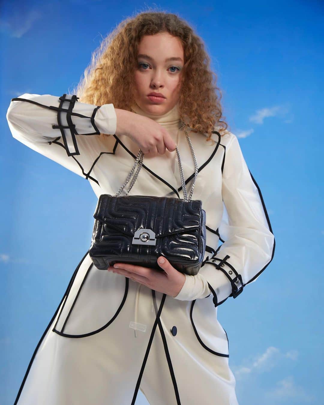 ランセルのインスタグラム：「Get ready to rock the day and own the night with our Midi-Minuit bag  #LancelParis #FW23 #MidiMinuitbyLancel #LancelTwist」