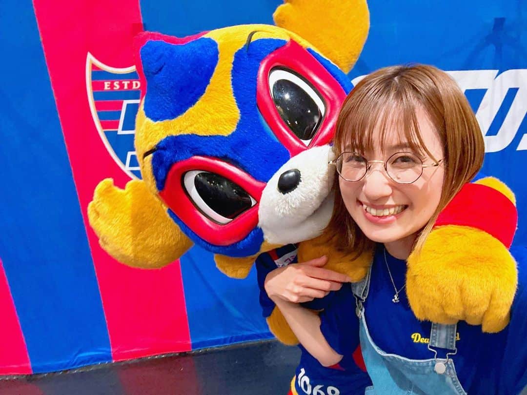 河村唯（うめ子）のインスタグラム：「東京ドロンパくんと、 グリーティングで自撮りな夢。 まさかまさかで、叶いました😭🙌✨ 嬉しくて笑顔が過ぎて、ごめんなさい。  東京ドロンパくんに久々にお会いしたのですが、 近くで見たら、やはり顔整いすぎてて 美しかったです😭✨  東京ドロンパくんとのグリも ハマってしまう。これは、何回も会いに行きたくなる。そして 一緒にFC東京応援できるなんて、、そんなの幸せすぎますよね🥹✨  東京ドロンパくん、 これからも追っていきたいです。 グリ最高！！✨✨✨✨💚😍  #fctokyo #国立競技場 #FC東京 #idoling #東京ドロンパ くん #グリーティング」