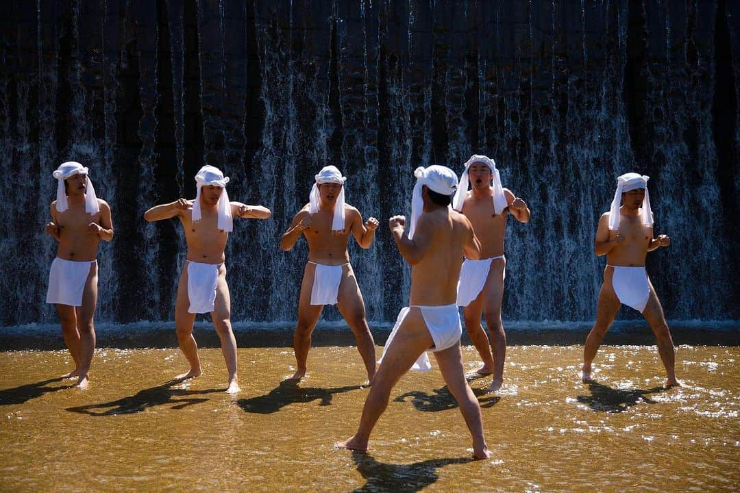 Michael Yamashitaのインスタグラム：「Yamabushi, mountain warrior monks, once roamed the sacred forests of Dewasanzan in Northern Japan. They lived an ascetic lifestyle and studied martial arts to achieve mental, physical and spiritual states of perfection. One of their traditions was to endure near-freezing temperatures in mountain streams as these Tokyo salary men are doing here in a corporate leadership training exercise. 10 minutes was about all the urban yamabushi could withstand. #Haguro #yamabushi #dewasanzan #Yamagata #tohoku #basho #yamabushitraining」