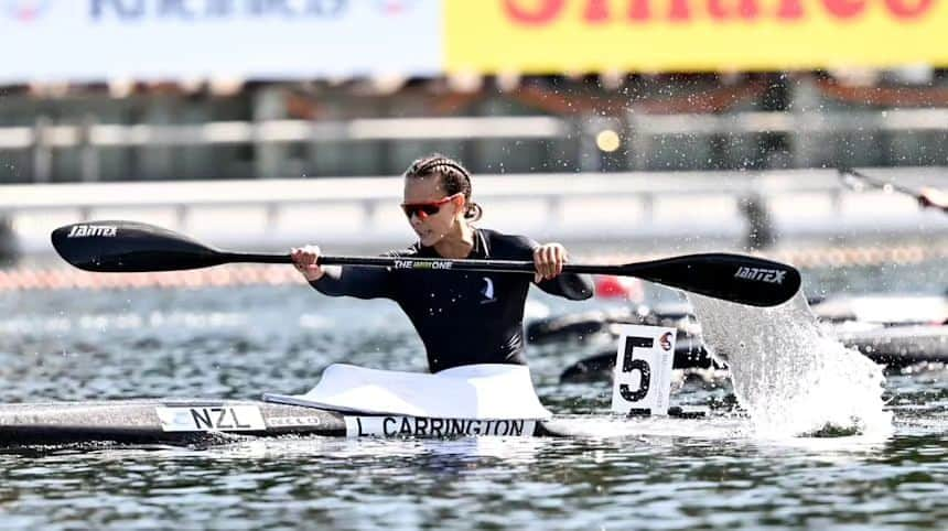 リサ・キャリントンのインスタグラム：「Another great race today 🏁  World Champ in the K1 500m. Incredibly proud and grateful to line up and represent NZ.  Also still buzzing from the K4 🏅 yesterday. I'm mega proud of my team ❤️」