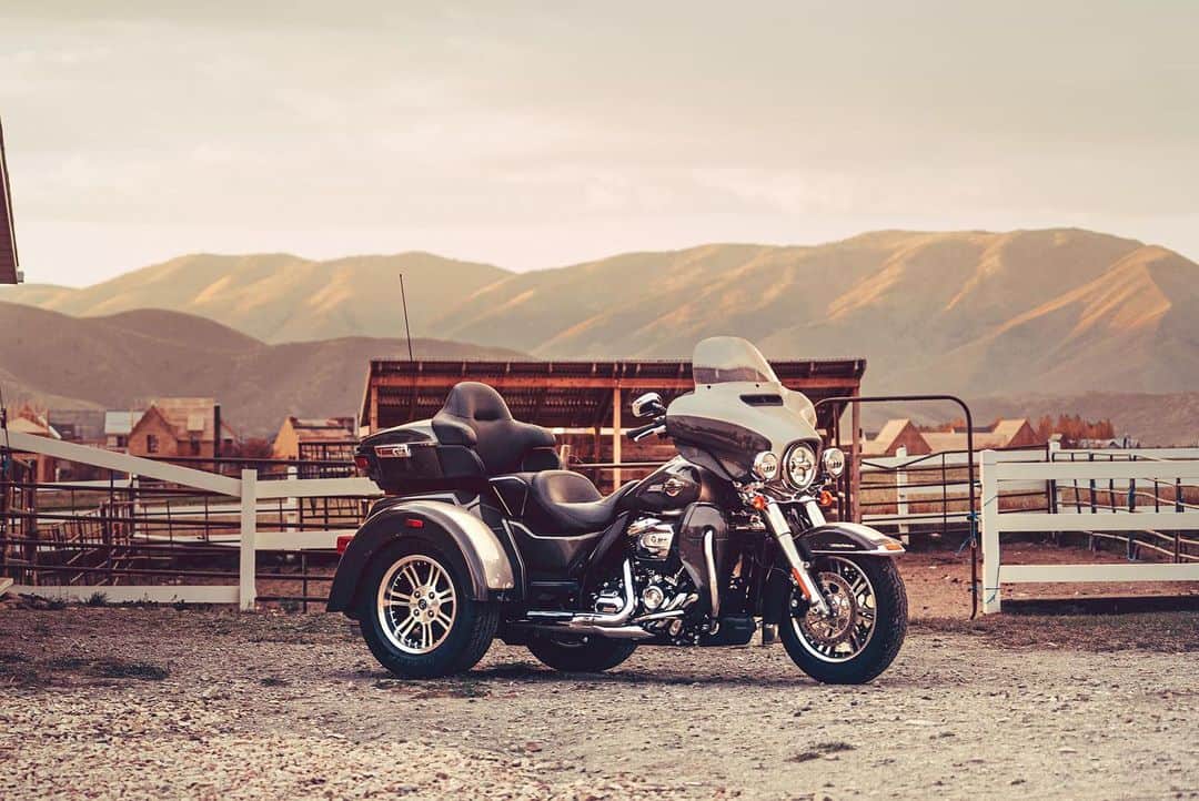 Harley-Davidsonのインスタグラム：「Touring power and long-haul comfort on three wheels.​  ​Get a closer look at the 2023 Tri Glide Ultra at link in bio. ​ #HarleyDavidson #TriGlideUltra #Trike」