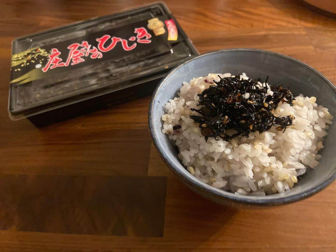 阿川麻美さんのインスタグラム写真 - (阿川麻美Instagram)「おうちごはん🍚  最近ハマっている @hirasui_officialの 庄屋さんのひじきと 七彩昆布。  白米はもちろん 我が家のお米は玄米やこんにゃく米を 使う事が多いんだけど どっちも相性👍  購入時に備考欄に私の投稿を見たと書くと 素敵なプレゼントがあるとのこと🤫  #お取り寄せグルメ #お取りよせ #ふりかけ  #庄屋さんの昆布 #おにぎり #福岡 #ごはんのおとも」8月27日 1時15分 - asamichi922