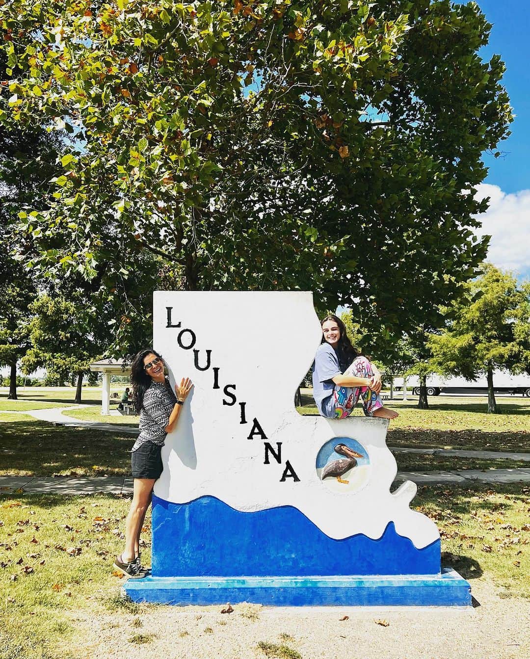 アンジー・ハーモンのインスタグラム：「I love Louisiana!  The food, the people & the FOOD! 😂🥰👍🏼 We ate at Crawdaddys Kitchen & stayed at the Fairfield Manor bed & breakfast where I slept safely under the watchful gaze of Harry Connick Jr.   #blessed #grateful #louisianna #crosscountry  #bff」