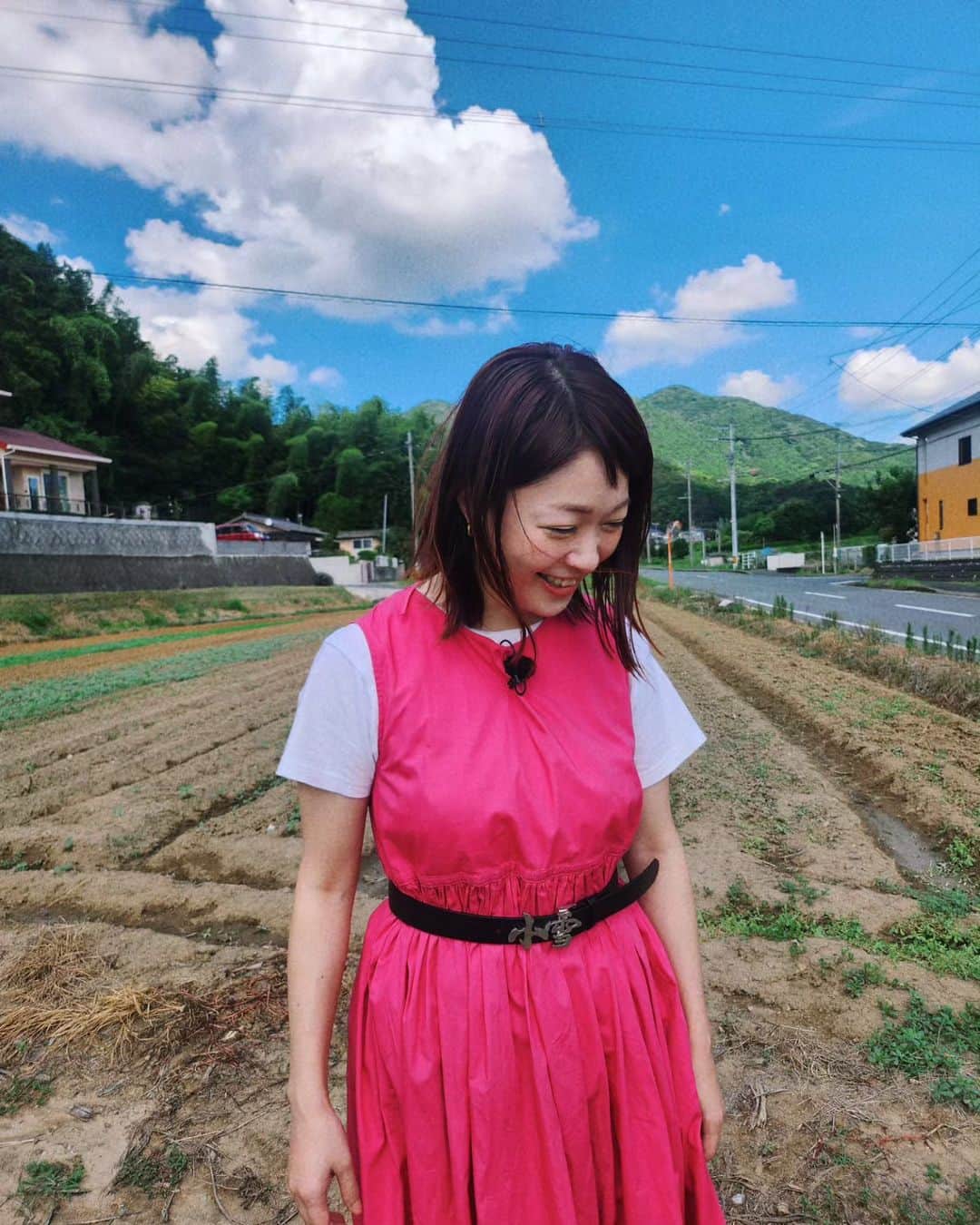 小雪のインスタグラム：「🌞 夏のロケは暑いけど 風景最高です～ 鈴虫とツクツクボウシが鳴いてたなー  久しぶりの小雪ベルト、、 ももち浜ストアのクスブリくんというコーナーで ひと展開ありました😂 9/5(火)放送予定です！  ピンクのワンピは @freaksstore_official 👗」