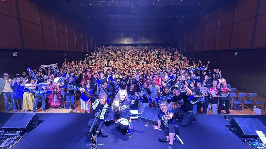 JILLのインスタグラム：「「I AM THE BESTツアー」 全12箇所、無事にコンプリート‼️  全箇所来てくれた PERSONZマニアさんとも記念撮影。 ありがとう😊  福岡、 すんごい盛り上がり、 すごい一体感でした。 最高👍 楽しかったよ〜💕  今日のラッキーナンバーはJ8なり💓  #ツアーファイナル #PERSONZ #8月26日_福岡電気みらいホール —————————————- PERSONZ「I AM THE BEST TOUR」  すべてのライブが素晴らしかった💕 声を出せて、リズムに身を任せて 楽しんだ日々。  全箇所、参加してくださった PERSONZマニアに感謝🙏です。 また次のライブで会いましょう👋  5月06日_横浜赤レンガ倉庫 5月07日_横浜赤レンガ倉庫 6月18日_高知県立県民文化ホール グリーンホール 6月24日_札幌CUBE GARDEN 7月02日_ヒューリックホール東京 7月22日-仙台rensaホール 7月23日_函館金森ホール 8月04日_名古屋ダイアモンドホール 8月05日_大阪クラブクワトロ 8月11日_新潟LOTS 8月12日_高崎芸術劇場スタジオシアター 8月26日_福岡電気みらいホール —————————————- #jillpersonz  #personz  #youtubepersonzチャンネル #note  #jillpersonz  #エアプレ #JILLプレ #ラジオ高崎 #三味線jill屋」