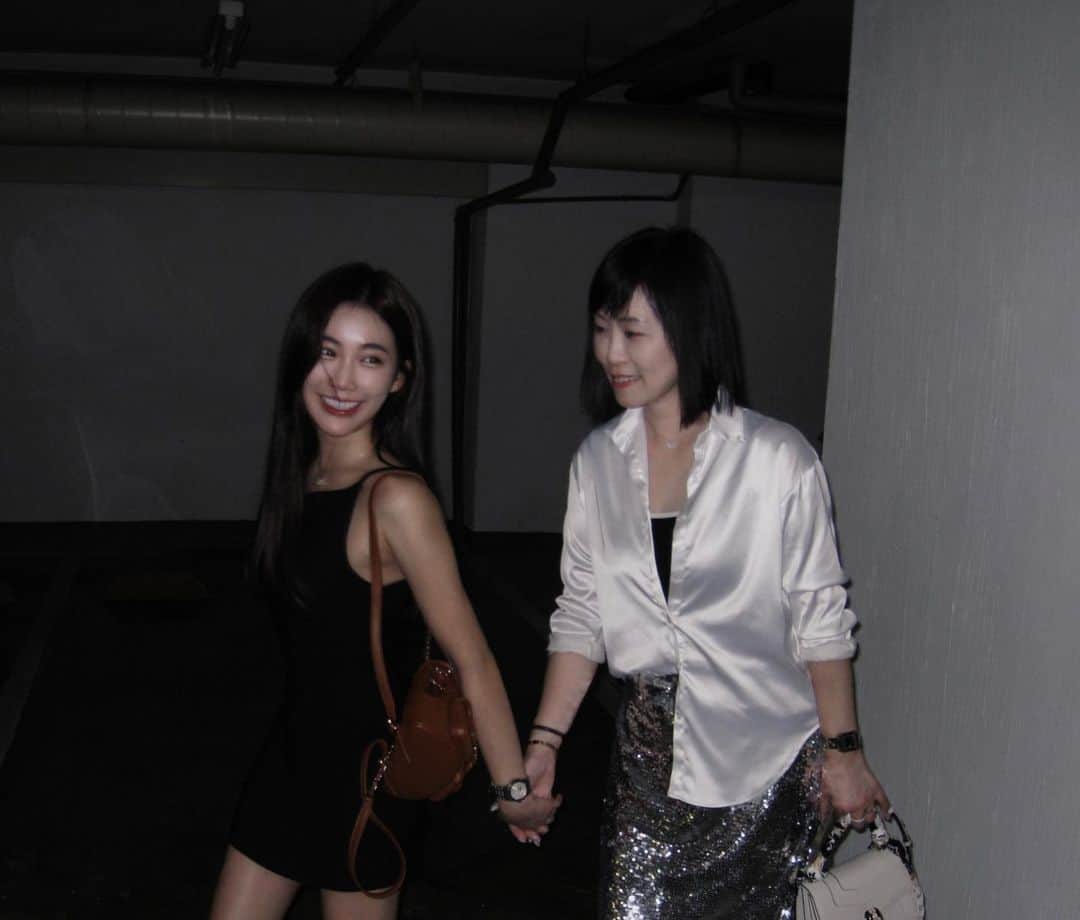 張楚珊のインスタグラム：「愛妳 我最偉大的媽咪👩🏻‍❤️‍👩🏻💕 希望妳每天開心 身體健康！🧏🏻‍♀️」