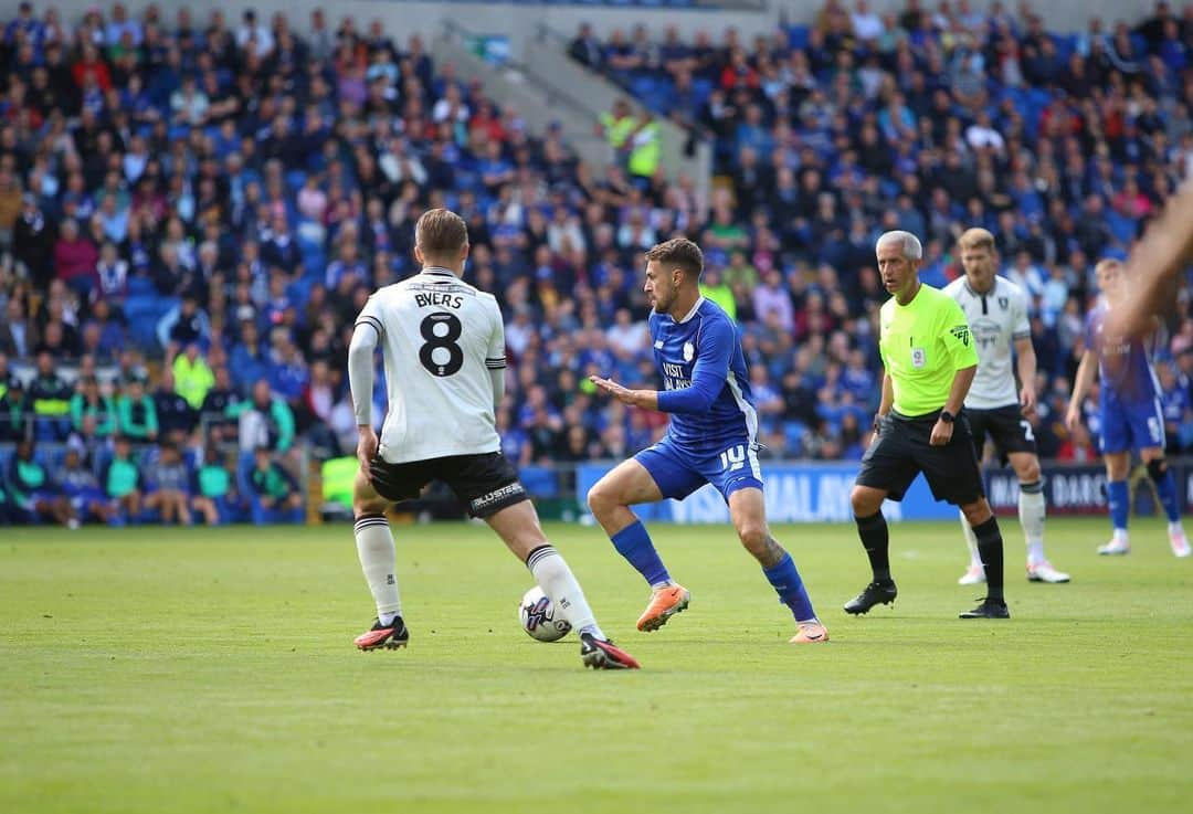 アーロン・ラムジーのインスタグラム：「Doesn’t matter how sometimes, needed that today. Stuck with us right until the end to get all 3 👏🏼 Enjoy your weekend Bluebirds 🐦💙 @cardiffcityfc」