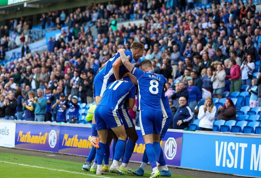 アーロン・ラムジーさんのインスタグラム写真 - (アーロン・ラムジーInstagram)「Doesn’t matter how sometimes, needed that today. Stuck with us right until the end to get all 3 👏🏼 Enjoy your weekend Bluebirds 🐦💙 @cardiffcityfc」8月27日 1時37分 - aaronramsey