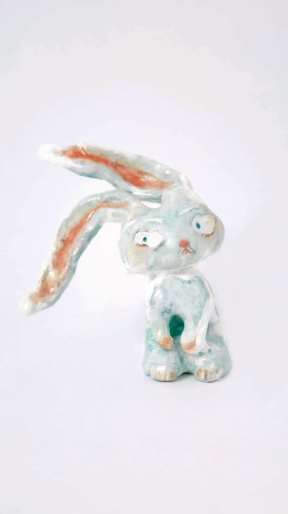 木越明のインスタグラム：「『プンスコ・ラ・ビット』 ‘A little bit angry Rabbit’  2023 (sold) #akigoshinoyatsu   #clay #clayart #rabbit #ceramics #ceramica #3dart #characterdesign #creative #artist #artwork #toy #toyart #claysculpture #sculpture #japaneseart #artist #instaart」