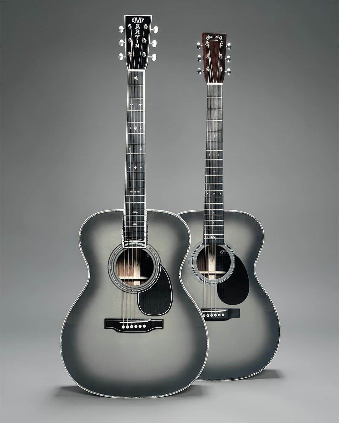 のインスタグラム：「When @martinguitar and I first developed the OM28-JM back in 2003, I could never have imagined the relationship would span 20 years, so when the idea for a very special anniversary model was brought up, I jumped at the chance to develop something extraordinary with the Martin Custom Shop. The result: the new Martin OM-45 John Mayer 20th Anniversary edition. The guitar is the pinnacle of what can be executed by hand by the Custom Shop’s world class master builders. Together with Martin, we developed a new wood stain named Platinum Gray Burst. Two things immediately became important to me: first, that we offer the same new color on the standard production model OMJM guitar, so that it wouldn’t be out of reach for anyone who wanted to own the OMJM, and second, that the guitars not be limited by number but by being available for only one year. The result is a pair of instruments that both celebrate our working together for two decades as well as elevate the Martin OMJM model to new heights. I can’t wait for you to see and hear one in person. For more information, head to martinguitar.com.」