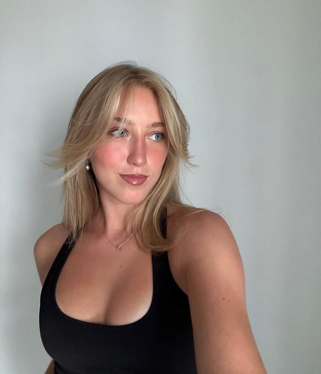 ジュリエッタ・ボシュのインスタグラム：「peace🕊️」