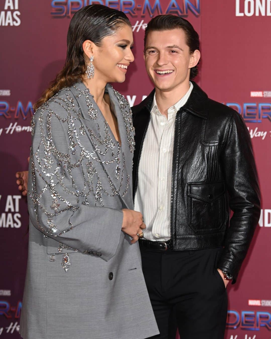E! Onlineさんのインスタグラム写真 - (E! OnlineInstagram)「The chokehold that Tomdaya has on us is real because Zendaya shared a new photo of Tom and we're feeling pretty euphoric about it. 🥹 Link in bio for more on the couple's recent outing. (📷: Getty)」8月27日 2時00分 - enews