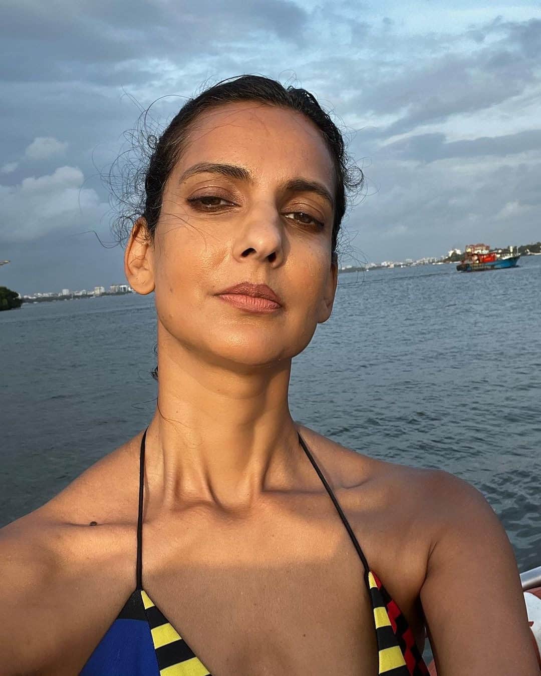 Vogue Beautyさんのインスタグラム写真 - (Vogue BeautyInstagram)「Poorna Jagannathan (@poornagraphy) embodied the season’s spirit of relaxation while on vacation. The actress spent time on the water and opened up on her experience with Ayurvedic treatments designed to ease muscle pain and enhance the glow factor, which she demonstrated with a selfie.  See all the best beauty moments from the week at the link in our bio. Regram: @poornagraphy」8月27日 2時00分 - voguebeauty