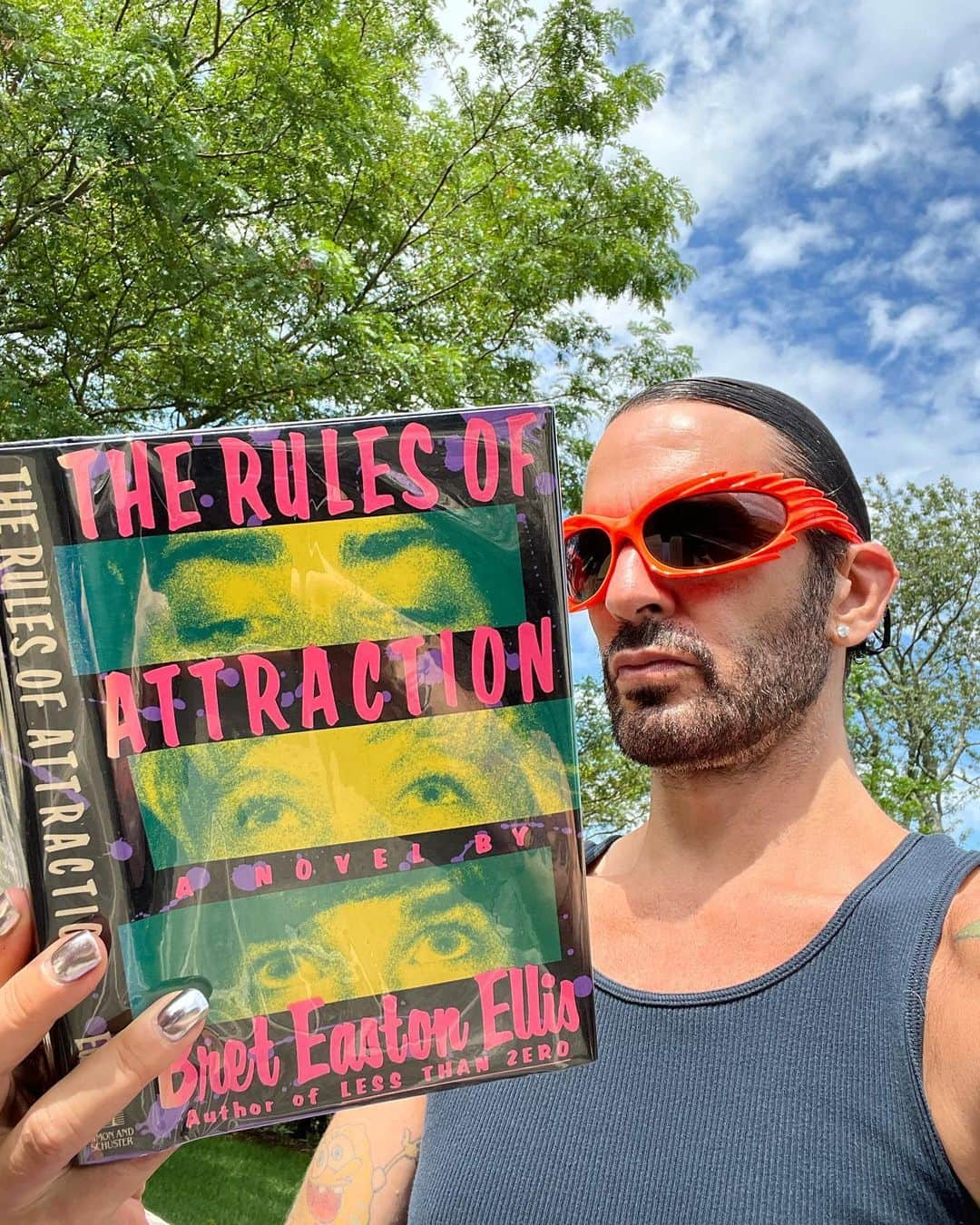 マーク・ジェイコブスさんのインスタグラム写真 - (マーク・ジェイコブスInstagram)「reading hour vibes  The Rules of Attraction   A novel by Bret Easton Ellis  @breteastonellis   sunglasses @balenciaga   #lovingmysummer #goodreads #readingisfundamental #schooldaze #newwave #gratefulnothateful」8月27日 1時53分 - themarcjacobs