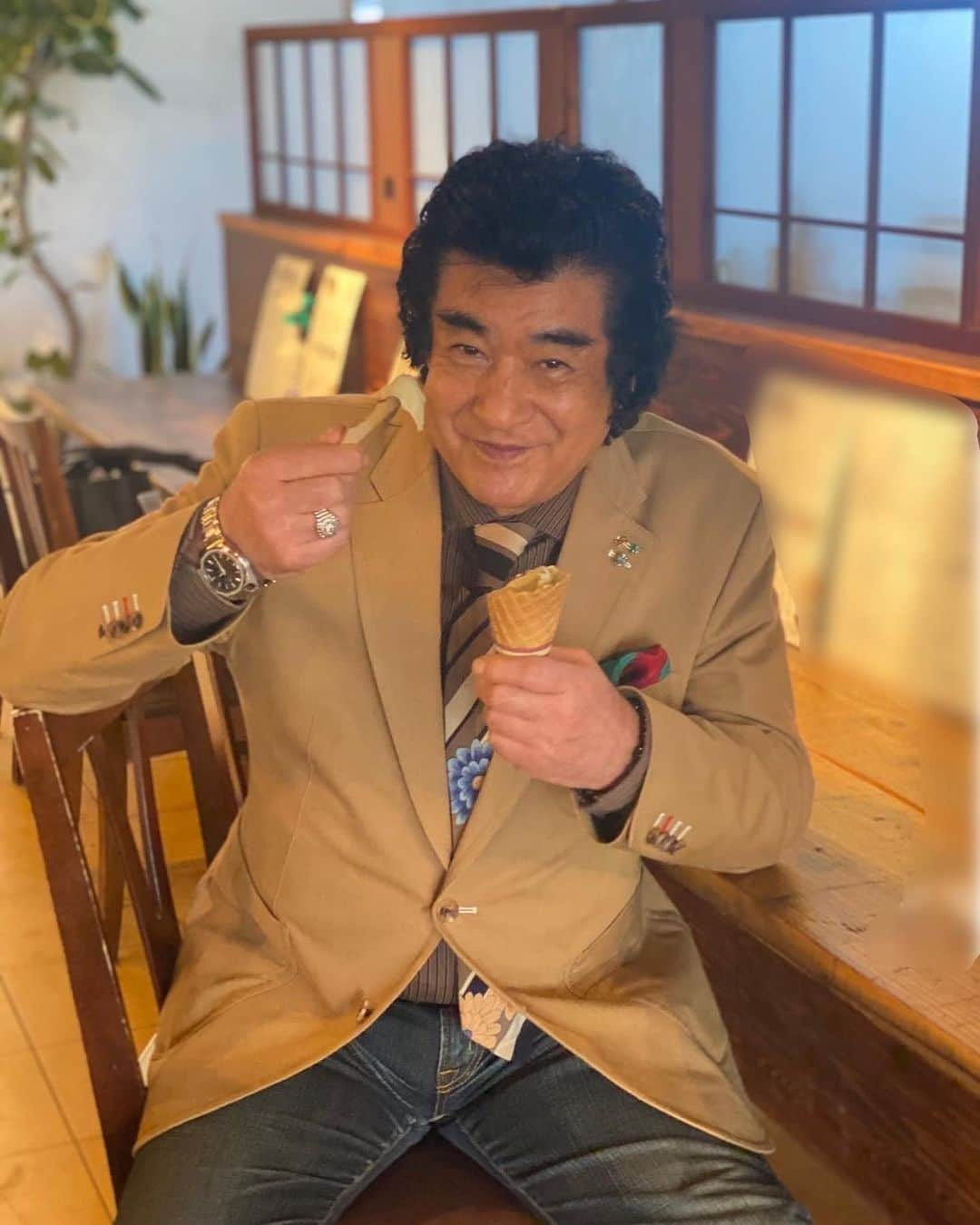 藤岡弘、のインスタグラム：「スタッフより☺︎ ⁡ いよいよ明日！ 三重県桑名市にて 「藤岡弘、が語る「本多忠勝」」開催🔥 ⁡ 明日の物販のご案内と注意事項です❗️ 会場での物販は、 【現金のみ】 での対応となります⚠️  クレジットカード、 電子決済アプリ等、 現金以外のお支払いは 一切ご利用いただけませんのでくれぐれもご注意下さいませ⚠️⚠️ ⁡ 発売中の新作、 小さめでギフトに大人気の 「藤岡、珈琲」有機ペルー120g粉 ⁡ 藤岡弘、演じた本田忠勝イラスト 「SAMURAIシール」も明日会場で先駆けて 新発売✨ 計6商品を、本イベント特別特典付で 会場にて販売予定です。 ⁡ それ以外に会場限定特別特典付き商品も、、？ 是非お楽しみに✨ ⁡ 藤岡弘、も皆様にお会いできるのを心待ちに しております。  【一部誤りがございましたので再投稿いたしました】  ⁡ #藤岡弘、　#本多忠勝　 #サムライ弘ショップ  #hiroshifujioka  #tadakatsuhonda #桑名市」