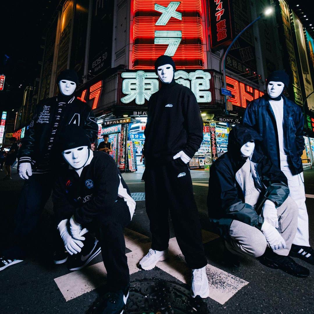 Jabbawockeezさんのインスタグラム写真 - (JabbawockeezInstagram)「Rockin that new @atmos_japan @atmos_apparel drop in the streets of Tokyo 🇯🇵🐉」8月27日 2時11分 - jabbawockeez