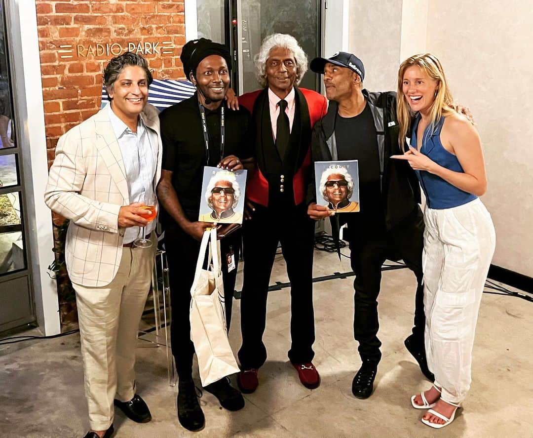 アリソン・リスクのインスタグラム：「when your FIL lands his first cover & you’re really fired up for him, but you also wonder if maybe there will be too many of him in circulation around the world🤔❤️🤣 @racquetmag coolest brand in tennis!」