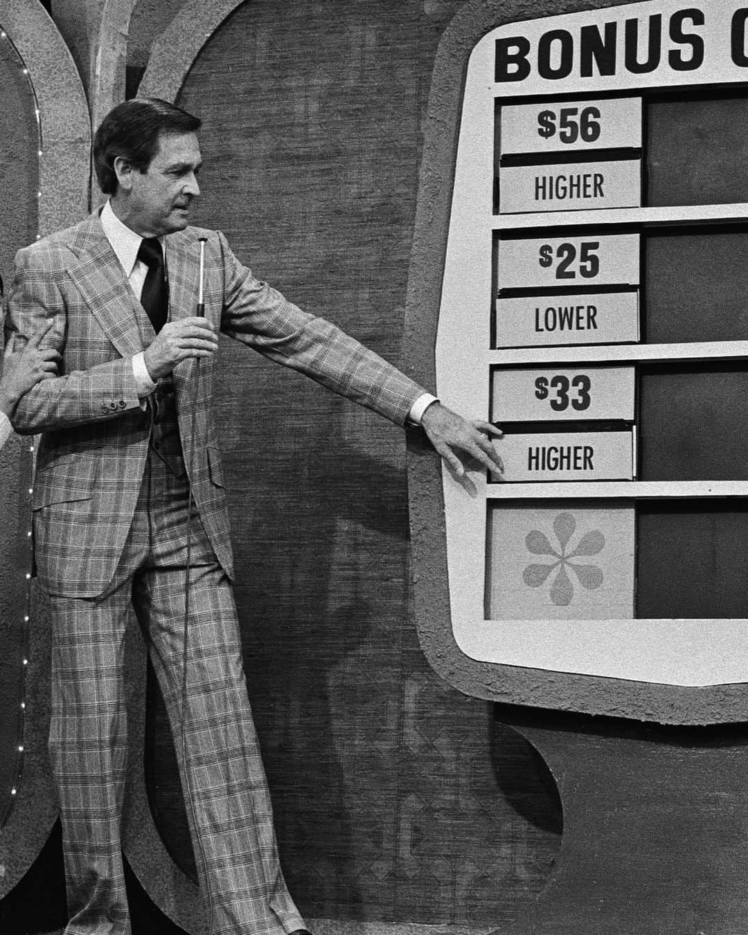 E! Onlineさんのインスタグラム写真 - (E! OnlineInstagram)「Hollywood has lost an icon. 💔 Bob Barker, the longest-running host of #ThePriceIsRight, has passed away at age 99. Link in bio for more. (📷: Getty, WireImage)」8月27日 2時15分 - enews