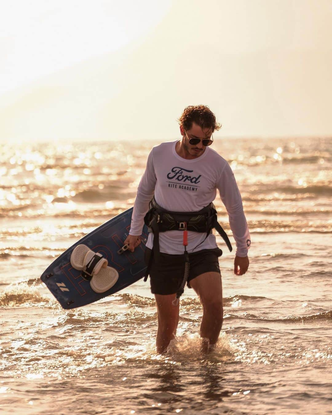 Boran Kuzumさんのインスタグラム写真 - (Boran KuzumInstagram)「KITE KITE KITE 🏄🏽‍♂️🌊 @fordturkiye @kiteacademy #GeleceğiBugündenYaşa #reklam」8月27日 2時19分 - borankuzum