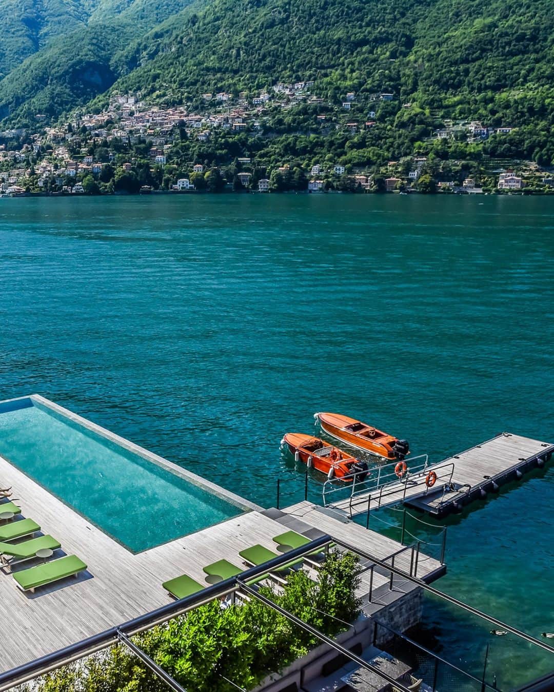 PORTER magazineさんのインスタグラム写真 - (PORTER magazineInstagram)「With sprawling scenery, picturesque towns and storied hotels, Lake Como is one of Italy's most stunning destinations. At the link in bio, insiders from five of the most spectacular places to stay share their recommendations for a lakeside vacation like no other.」8月27日 3時00分 - portermagazine
