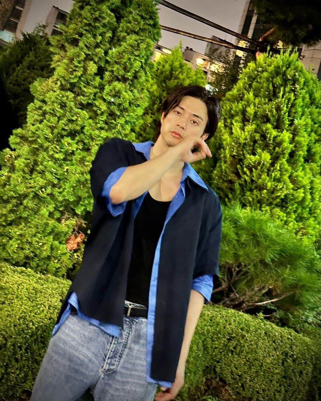 のインスタグラム：「_   세상은 느리게 돌아가고 세월을 빠르게 흘러간다」