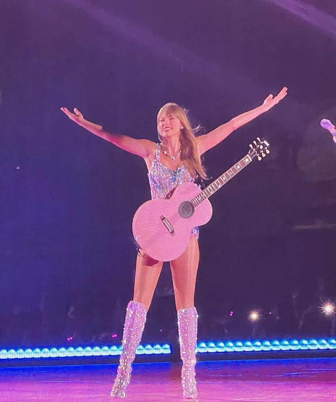 Leleponsさんのインスタグラム写真 - (LeleponsInstagram)「CRYING… SCREAMING!!😭😭😭   I have the best husband! Not only did he get me Taylor swift concert tickets as a gift but also my friends tickets! For many its not a big deal but its the thought that counts and how grateful i am to have  @guaynaa   Literal tengo el mejor esposo del mundo…No solo me regalo tickets para ir al concierto de Taylor Swift como regalo, pero también tickets para mis amigas! Para muchos no significa nada pero es el detalle que cuenta y lo mucho que me siento afortunada de tener a alguin como @guaynaa 🥹🥹🥹🥹🥹🥹」8月27日 2時31分 - lelepons