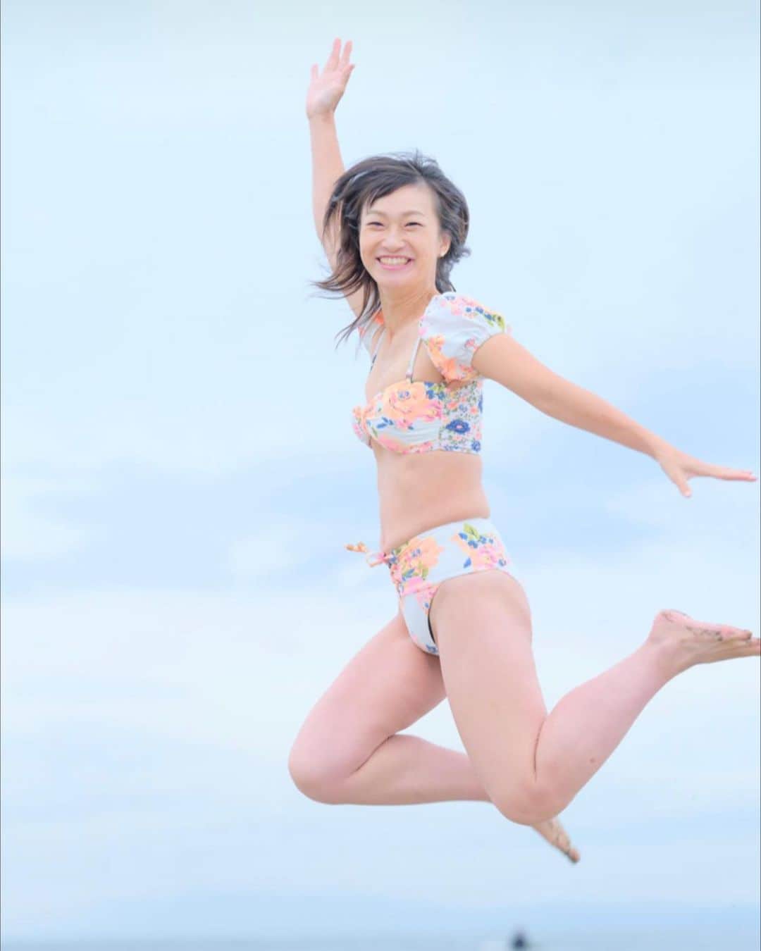 Luzのインスタグラム：「パフスリーブのビキニ👙って めっちゃ写真映え🥰🥰🥰  可愛い❤️❤️❤️❤️  @brazilmizugicom  2008年からオンラインで水着選びのご相談を受け続け早15年目‼️  悩んだらラインして下さい👍👍  今なら、ライン登録ではじめてのお客様用のクーポン配信中！  水着選びのご相談はインスタ、ラインからどうぞ❤️あなたにピッタリの水着選びをお手伝いします‼️  サイズ選びがわからない、不安な方はまずはヒップサイズ、ブラのサイズをメールしてくださればだいたい合うサイズがわかります👙  店主は @melonandpeach  #インポート水着  #ブラジリアンビキニ  #水着女子  #水着コーデ #インポートビキニ  #水着通販  #ビキニ　　　　 #水着」