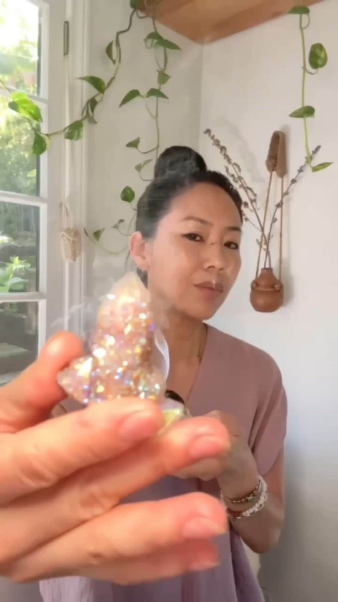 Kara Yoshimoto Buaのインスタグラム：「CLEAR + REALIGN + STABILIZE ✨  Simple Sage Clearing and Bio-Magnetic Field Alignment 👇  Set an intention like: “I am grateful for the teachings of all experiences and release what is no longer needed in my internal and external universe”  Repeat mentally or out loud  through the whole clearing  Light up Sage 22 seconds to get it smoking (I use the gas stove)  Hold in a shell or dish  Connect with Gratitude with the White Sage  Waft away with Feather, Leaf or Hand and see the smoke take all that is releasing as it dissipates into the ether  ~Over Head ~3rd Eye ~Throat ~Under Arms and Palms ~Heart  ~Solar Plexus  ~Sacral ~Root ~Under Legs and Feet  Do front and back  Finish with the  Bio-Magnetic Field Alignment: Each Vortex is in the mid line of the body  and spins opposite directions at the same time  The front spins clockwise facing outward  and also clockwise facing backwards  Mentalize each Vortex spinning at the same rate with each other in a rhythm  that feels right for you  BREATHE and RELAX into feeling each in calibration with each other   Move to the next, once complete!   See each one glowing brightly in their color: ~Root RED (4 fingers below belly button) ~Sacral ORANGE (belly button) ~Solar Plexus YELLOW ~Heart GREEN ~Throat BLUE ~3rd Eye INDIGO (just above brow line)  (-Crown VIOLET is always  aligned with  the Universe so is not necessary to align)  Even more powerful with an “Alchemical Shower” ...stay tuned!   • • •  #alchemicalbeautybykara #alchemicalbeauty #sagecleanse #sagecleansing #sage #biomagnetic #setintentions #setintention #intentions #intentionsetting #simplebeauty #simplebeautybykara #instareels #reelsinsta #reelsvideo #intentionalreels」