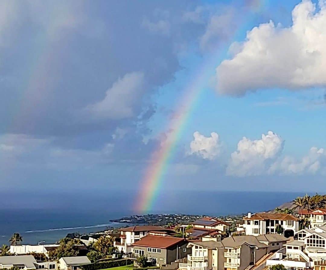 マキ・コニクソンさんのインスタグラム写真 - (マキ・コニクソンInstagram)「Good morning 🌈 今朝ハワイに虹が出ました！ 彼から”There is rainbow!! ”  (Maki虹だよー!)って写真送ってくれたー。Booにお水をあげたら すぐに🌈が出たんだって。 Boo Rainbowだね！略して”Boobow”  Michael は私がどれだけ虹好きかって 分かってるね！Good! Good! 👍🏼 LAから虹ちゃまのおすそ分け。 朝から幸先よいね。私達いい事あるよ！😊  最近娘のCCがあまり体調良くないから “病は気から”とサポートしております！ 因みに私は毎日サプリメントを摂取してる。もぅ、かれこれ三年ぐらいかなー。 そのお陰でずっと風邪も引かないし 元気バリバリのバリ子！ 免疫力アップしてるから病気にならない！ って自分を洗脳してるー！😆大事！☝🏼  朝からカレーとお味噌と たまごサンドを作りました。 LAにいる時に出来る事をしなきゃ！ いつまで経っても親バカ万歳でーす！🙌🏼🙌🏼  #ハッピーレインボーのおすそ分け🌈  #病は気から #おすそ分けのおすそ分け  #Boobow🐾🌈 #親バカ万歳🙌🏼」8月27日 2時36分 - makikonikson