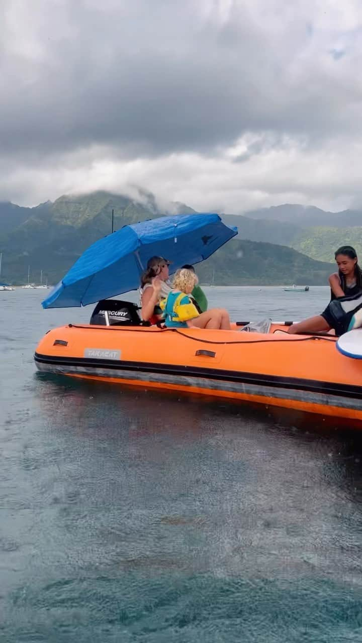 Bethany Hamiltonのインスタグラム：「Family adventures 💛☀️🏄🏼‍♂️💦🌊This is what I live  for!!! And Alaya slept sooo good on our lil boat!  I’m continually thinking on the simple thought that we choose our life. How we spend our time. How we love on our people. Life it short and can change any day… Let’s make the most of it!!!」