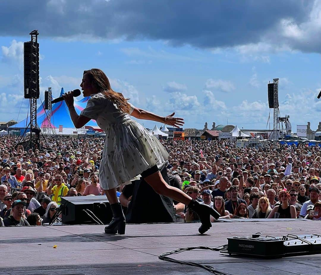 ナタリー・インブルーリアのインスタグラム：「THANK YOU!  @victoriousfestival! Victorious by name Victorious by nature! 🏖️🏰🍦  Stylist:	@fredericalovellpank Dress: @dreamsisterjane Shoes: @giuseppezanotti  📸 @karenrossiter 😜」