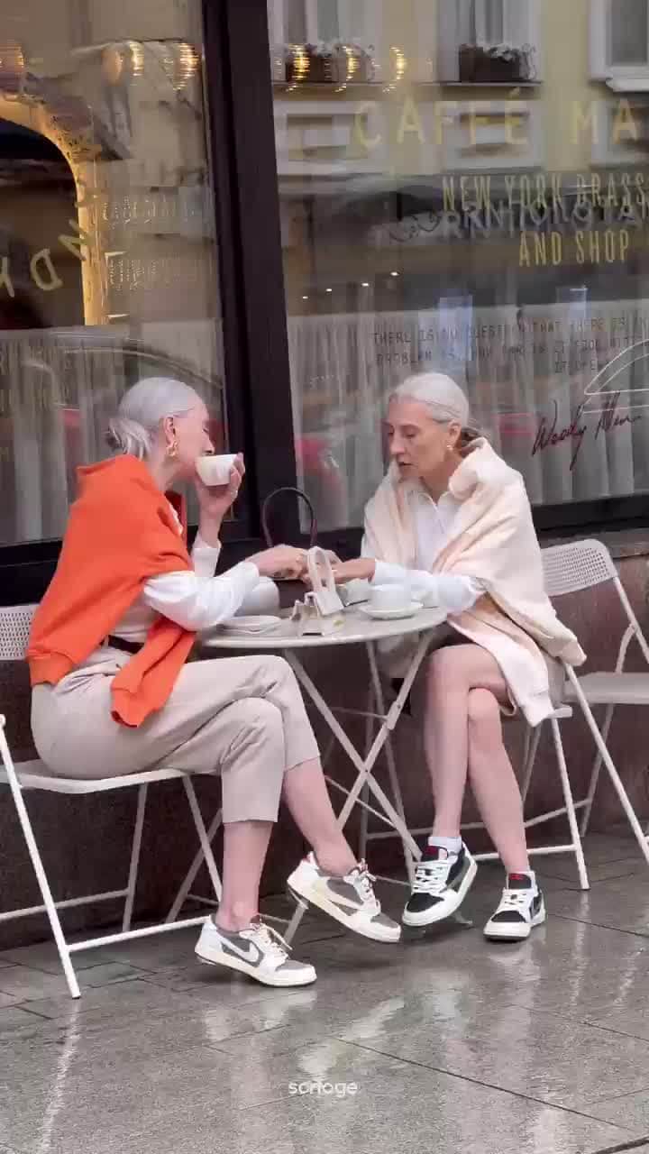 ELLE Brasilのインスタグラム：「Sábado é dia de tomar um café e bater papo sem ter hora pra ir embora. Marque sua melhor amiga aqui <3 (vídeo: @thesortage)」