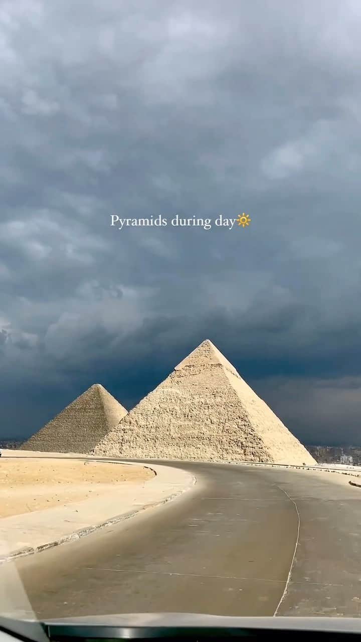 Earth Picsのインスタグラム：「@yossef_ahmed —The Pyramids of Giza, known in Arabic as Ahrāmāt Al-Jīzah or Giza, and sometimes spelled as Gizeh, consist of three pyramids from the 4th dynasty (circa 2575–circa 2465 BCE). These pyramids were constructed on a rugged plateau situated on the western side of the Nile River, close to Al-Jīzah (Giza) in the northern region of Egypt. During antiquity, they held a place among the Seven Wonders of the World.  Have you seen them in person?  🎥 @yossef_ahmed  📍Egypt 🇪🇬」