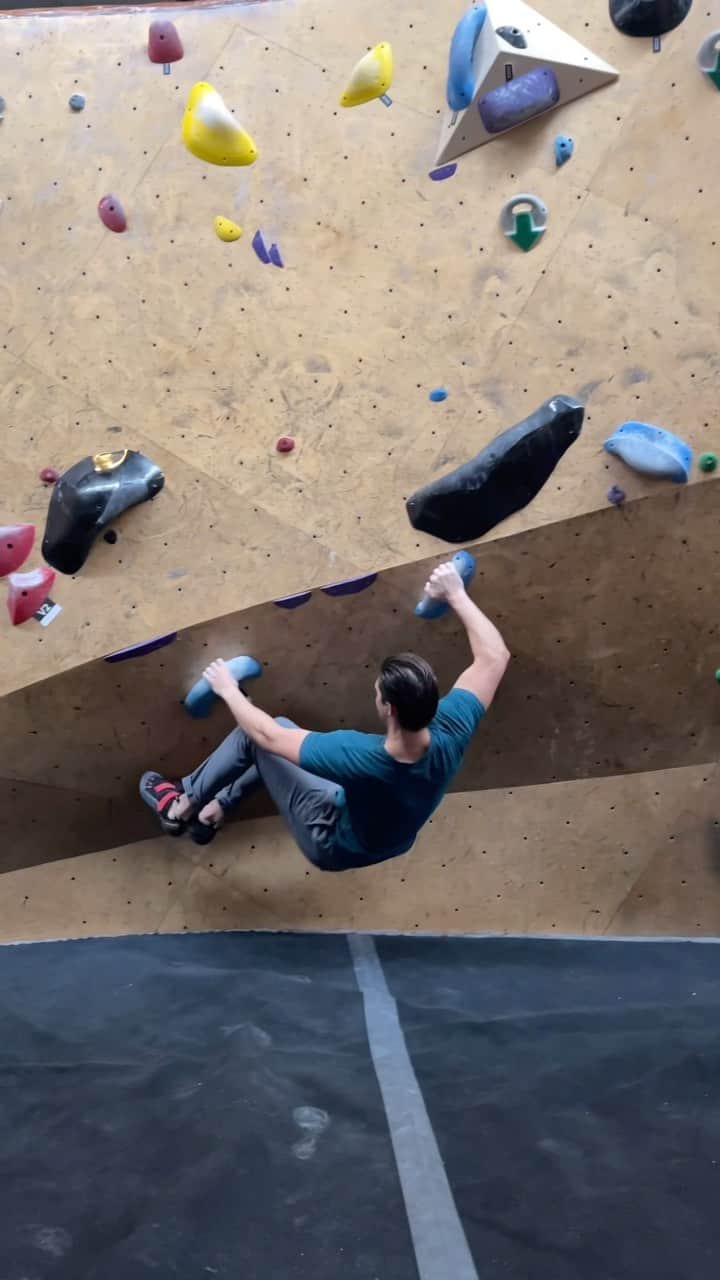 アレックス・ブノワのインスタグラム：「First two Chicago V4’s for day 9, part 1」