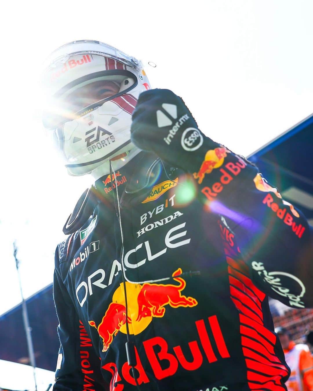 マックス・フェルスタッペンのインスタグラム：「Although it definitely wasn’t easy today, we did a great job in tricky conditions @redbullracing 💪 Very happy to grab this Pole Position in front of all of you today! 🇳🇱 Thank you very much for the support 🦁」
