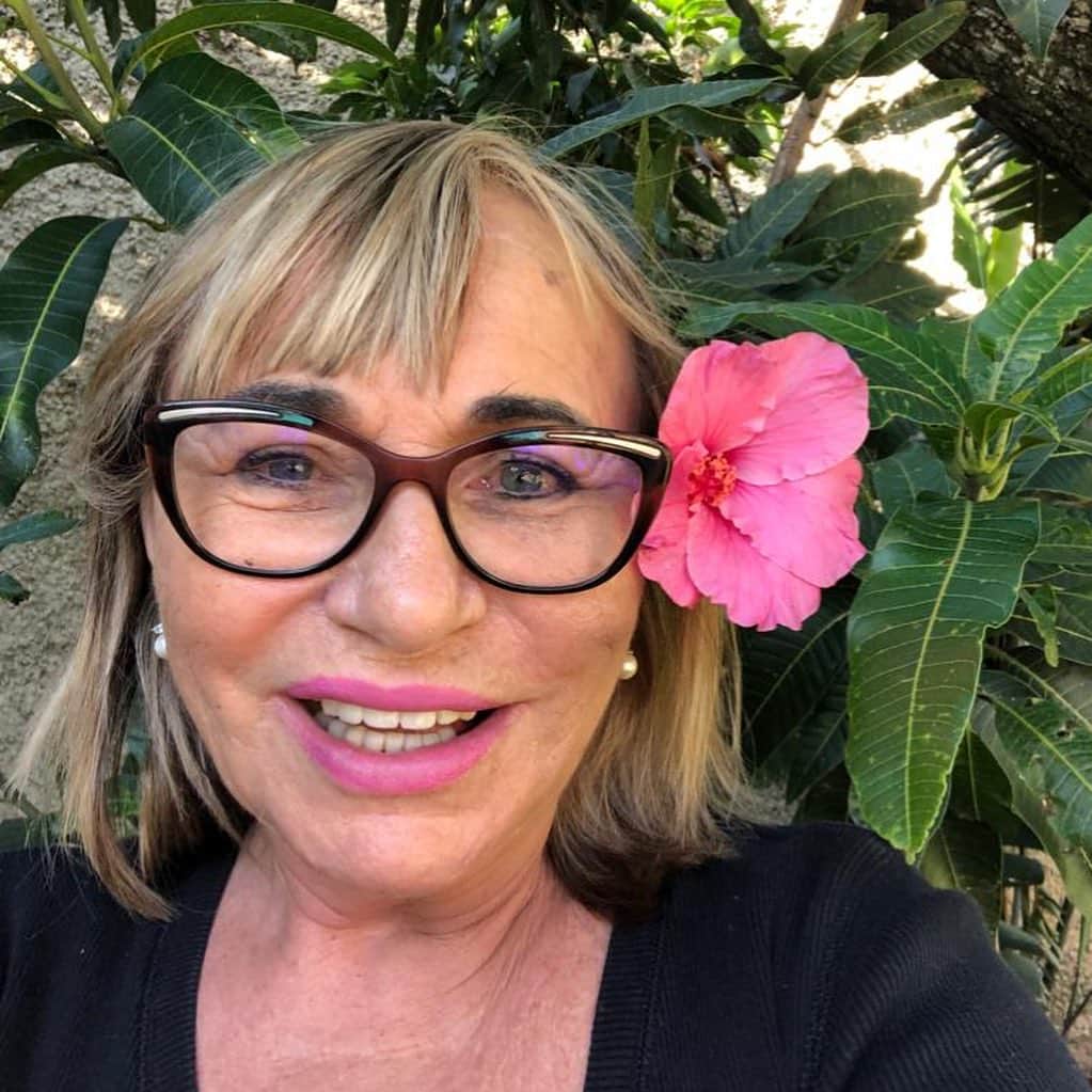 Eliana Michaelichin Bezerraのインスタグラム：「Ela ama selfie, flores, natureza, ama a família e a vida. Tive a sorte de ser filha de uma mulher extraordinária, amiga, poderosa e com uma inteligência emocional que não se aprende em nenhuma faculdade. Obrigada por tudo mãe. Te desejo só saúde, vida longa Evinha🥰. Feliz aniversário!」