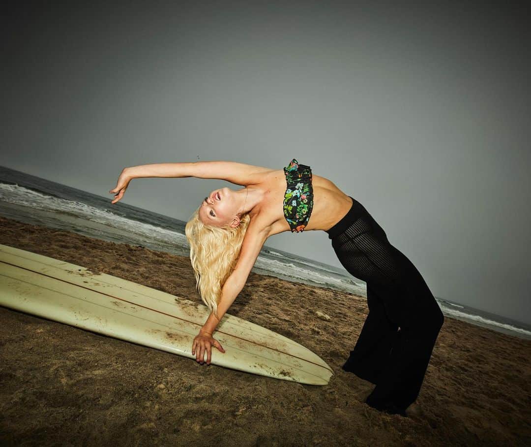 シンシア ローリーのインスタグラム：「This is our version of beach yoga」