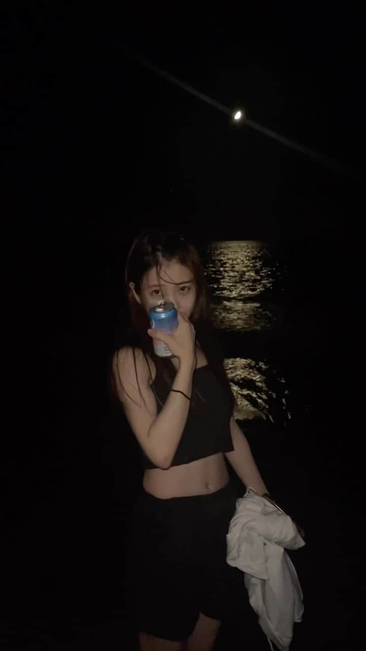 白石みずほのインスタグラム：「海の近くにお泊りしたよ☺️ 夜の海にお月様が浮かんで綺麗だった🌙🌊  ♡♡@m_bambi__  #夏の思い出 #海 #お月様」