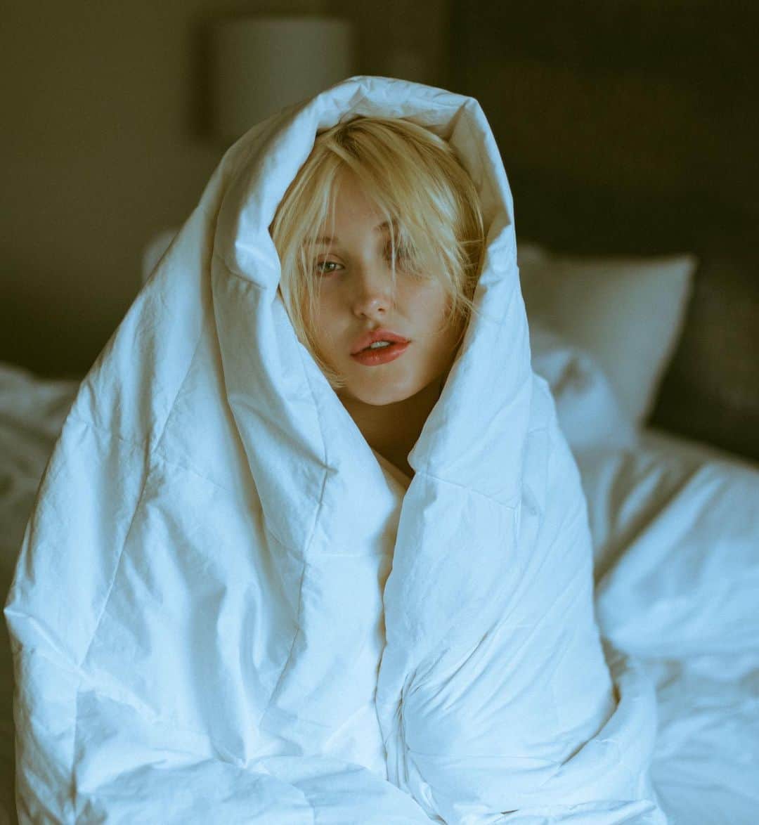 ヘイリー・ハッセルホフのインスタグラム：「thirty-one… I’ve learned to choose a night in snuggled with my fur babies rather than going out as it gives me just as much joy but less of a day less lived in this world complaining about everything with a hangover no one can cure 👿」