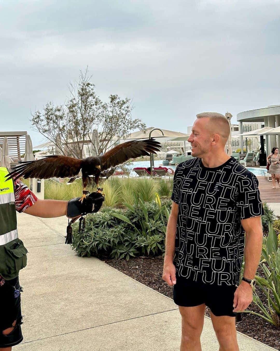 ジョルジュ・サンピエールのインスタグラム：「I met a guy who has my favorite bird as a companion. A Harris Hawk, what a majestic animal.」