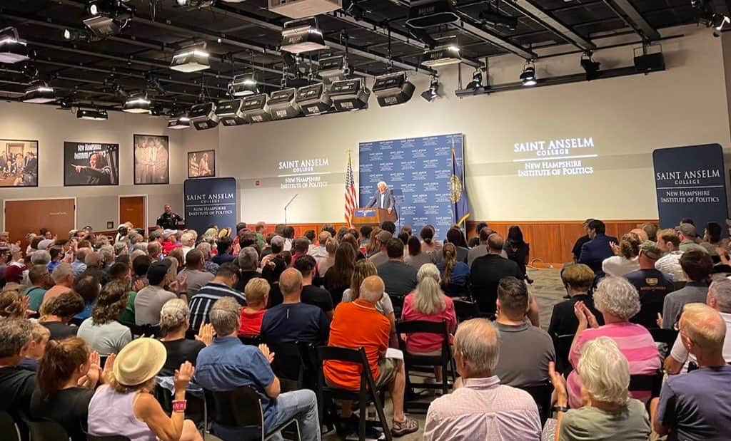 バーニー・サンダースさんのインスタグラム写真 - (バーニー・サンダースInstagram)「Thank you to Saint Anselm College and New Hampshire Democrats for today’s record crowd at @nhiop_pl. Together we can take on powerful interests and build a future that creates a just and democratic society based on love and compassion.」8月27日 4時06分 - berniesanders