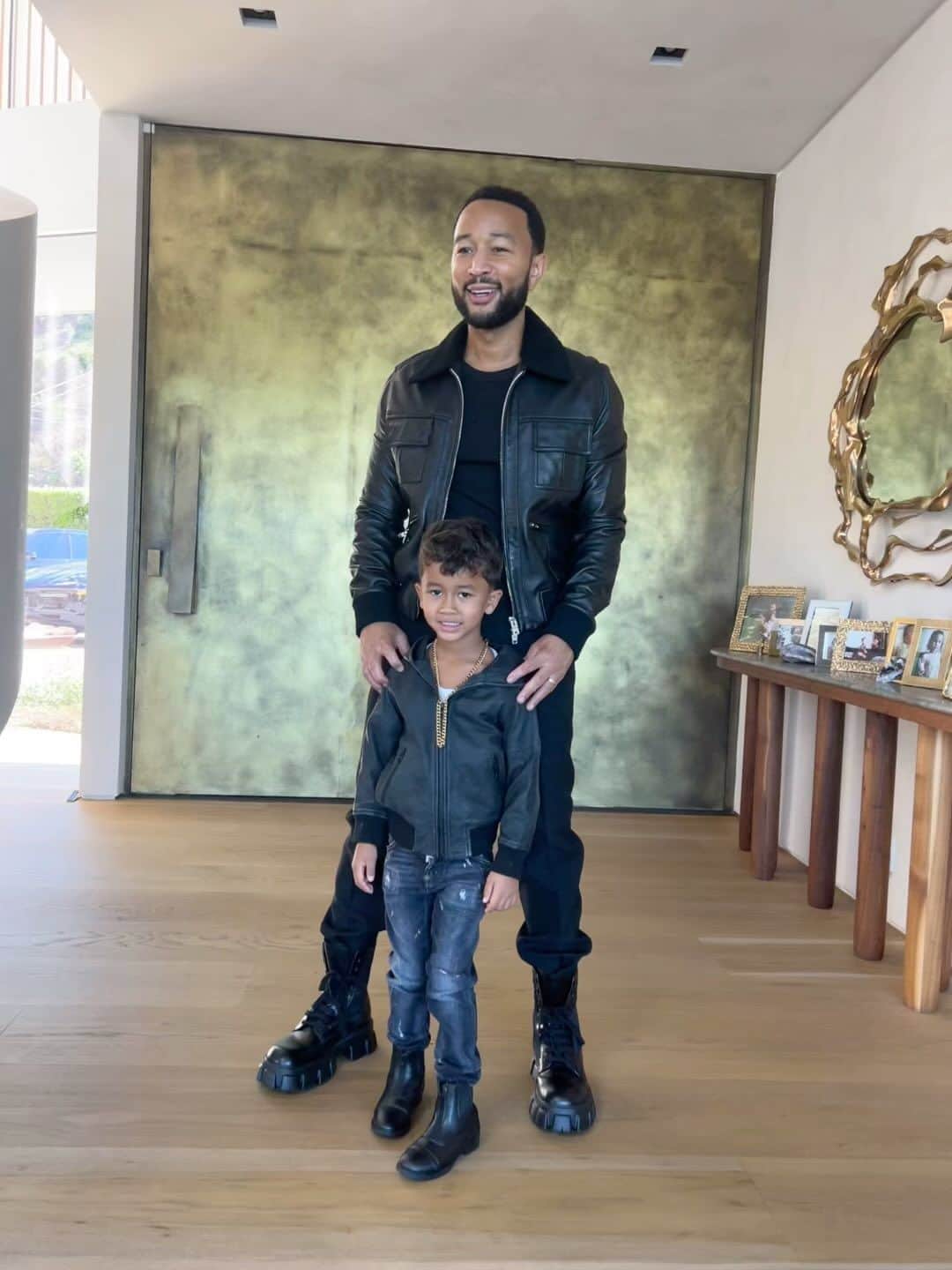 ジョン・レジェンドのインスタグラム：「Me and Mini-Me」