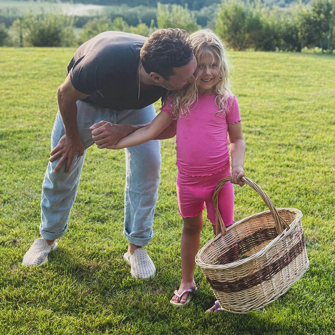 ライアン・シークレストのインスタグラム：「Garden field trip. I think the basket might be too big for 3 cherry tomatoes」