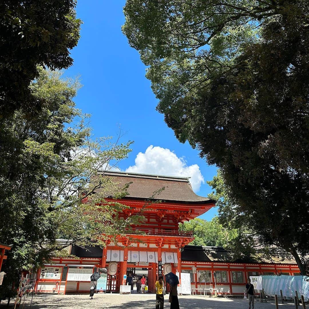 川原由維のインスタグラム：「【下鴨神社⛩️】  初めての下鴨神社⛩️ と 河合神社⛩️  真っ青な空に、朱の鳥居がとても素敵でした🫶  【八坂神社⛩️】  夏の八坂神社⛩️ 今夏もこれて嬉しい✨  朝6時過ぎに行ったから、ほとんど誰も居なくて厳かでした🫶  2023.8.27 #下鴨神社 #河合神社 #京都 #京都旅 #神社巡り #神社仏閣」