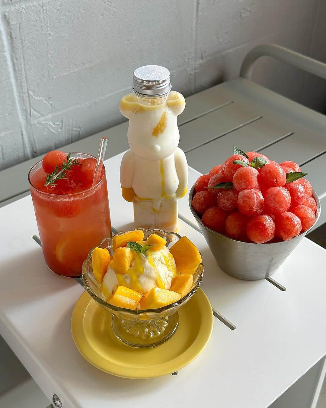 ひなたろす（佐原ひなた）のインスタグラム：「@scoop._.coffee  新大久保📍📌 スイカのかき氷とマンゴーアイス🍧🍉  ビジュ良すぎない？🍉 スイカジュースもスイカかき氷も ほんっっとにしあわせすぎた🫶  くまちゃんボトルはマンゴーミルク🍼🥭 大好きなマンゴーとスイカを 思う存分食べて幸せだった🥹🍉💙  新大久保の　@scoop._.coffee だよ♡ 期間限定なので、、ぜひ行ってみて♡  #scoopcoffee #新大久保 #新大久保カフェ #カフェ #韓国カフェ #ピンス #かき氷 #スイカ #マンゴー #新宿カフェ #渋谷カフェ #東京カフェ #東京観光 #都内カフェ #かき氷屋さん #新大久保ランチ #代々木カフェ #恵比寿カフェ #表参道カフェ」
