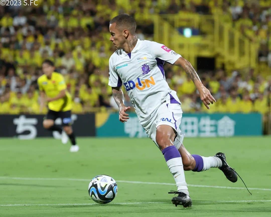サンフレッチェ広島のインスタグラム：「. ⚽️明治安田生命J1リーグ第25節試合結果⚽️ 柏🟡 0-0 🟣広島  3連勝を目指した戦いは我慢の展開となる。 相手の献身的な守備に阻まれゴールを奪えなかったものの、 サンフレッチェも3バックを中心に安定した守備を披露。 スコアレスドローで決着し、勝利を逃したが11試合ぶりの無失点を記録。 次節鳥栖戦での勝利を誓います。  次の試合は、9月2日（土）アウェイ・鳥栖戦です！ 引き続き、共に戦いましょう🔥  #sanfrecce | #ぶちあつ! | #jleague | #Jリーグ | #柏広島」