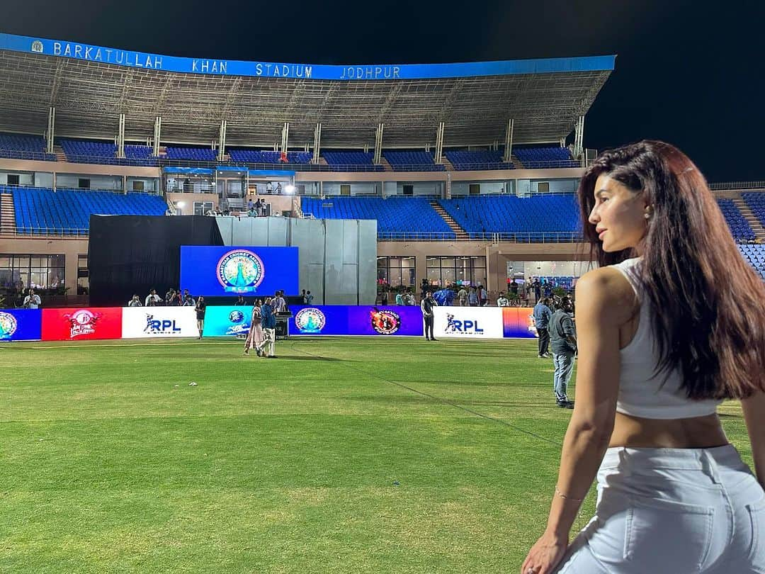 Jacqueline Fernandezのインスタグラム：「Jodhpur!! See you tonight! ❤️❤️❤️ @t20rpl #barkatullahkhanstadium」