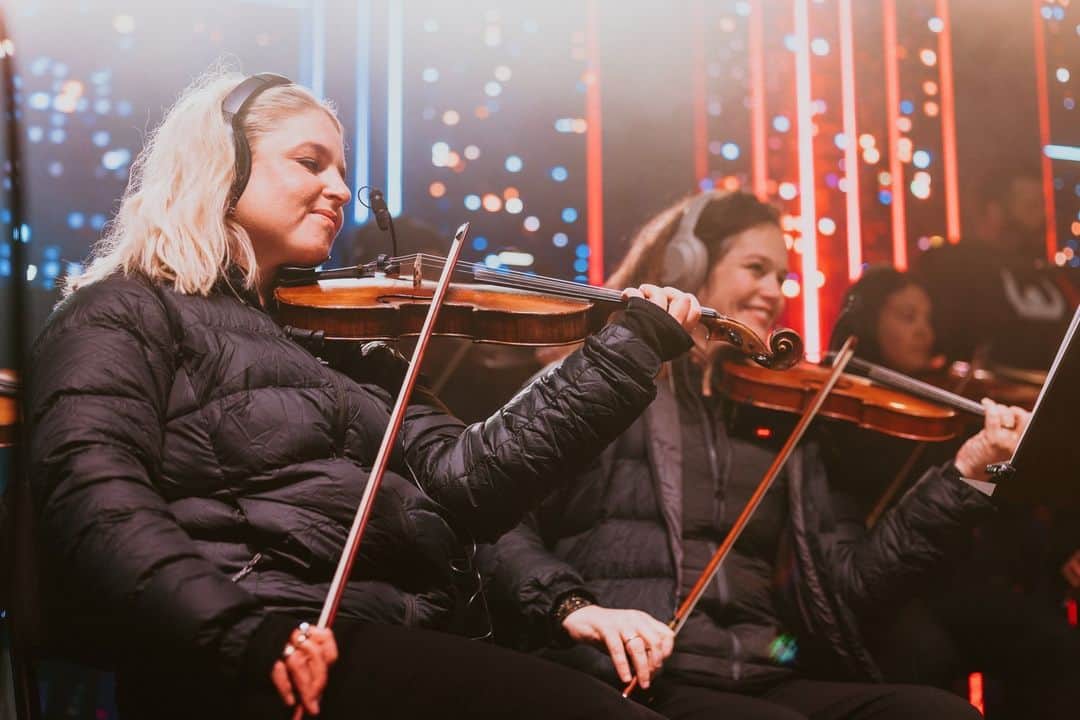 マックパックさんのインスタグラム写真 - (マックパックInstagram)「You wouldn't think an Orchestra and Macpac would be an iconic duo. However, when the concert is during winter, in the snow, AND above 1100m elevation, you realise it's the perfect match. Last weekend, we supported SYNTHONY in the SNOW at Coronet Peak and kitted out the orchestra in our bestselling Halo Down Jackets and beanies. Weather anything, including a night ski, a blizzard during sound check, and a wild show. #weatheranything」8月27日 15時01分 - macpac