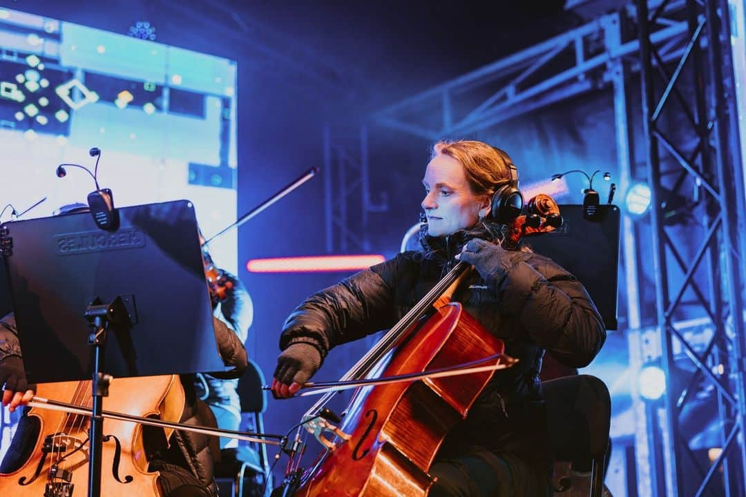 マックパックのインスタグラム：「You wouldn't think an Orchestra and Macpac would be an iconic duo. However, when the concert is during winter, in the snow, AND above 1100m elevation, you realise it's the perfect match. Last weekend, we supported SYNTHONY in the SNOW at Coronet Peak and kitted out the orchestra in our bestselling Halo Down Jackets and beanies. Weather anything, including a night ski, a blizzard during sound check, and a wild show. #weatheranything」